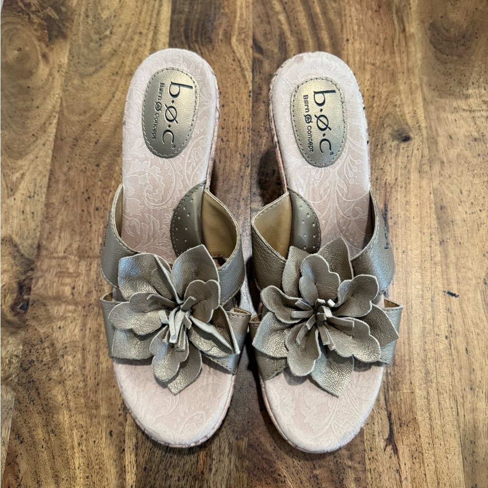 B.O.C Wedge Sandal - Gold metallic leather with cork wedge & flower detail US 9 - Picture 10 of 12